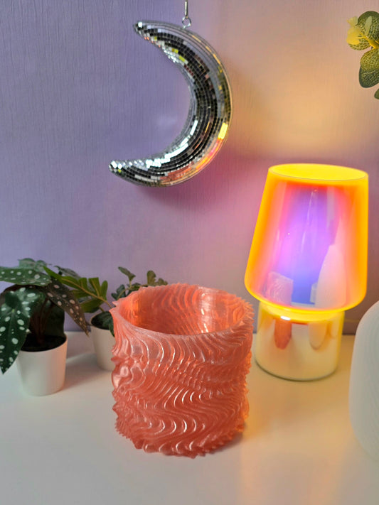Bloempot in lichtroze semi doorzichtige kleur met waves effect