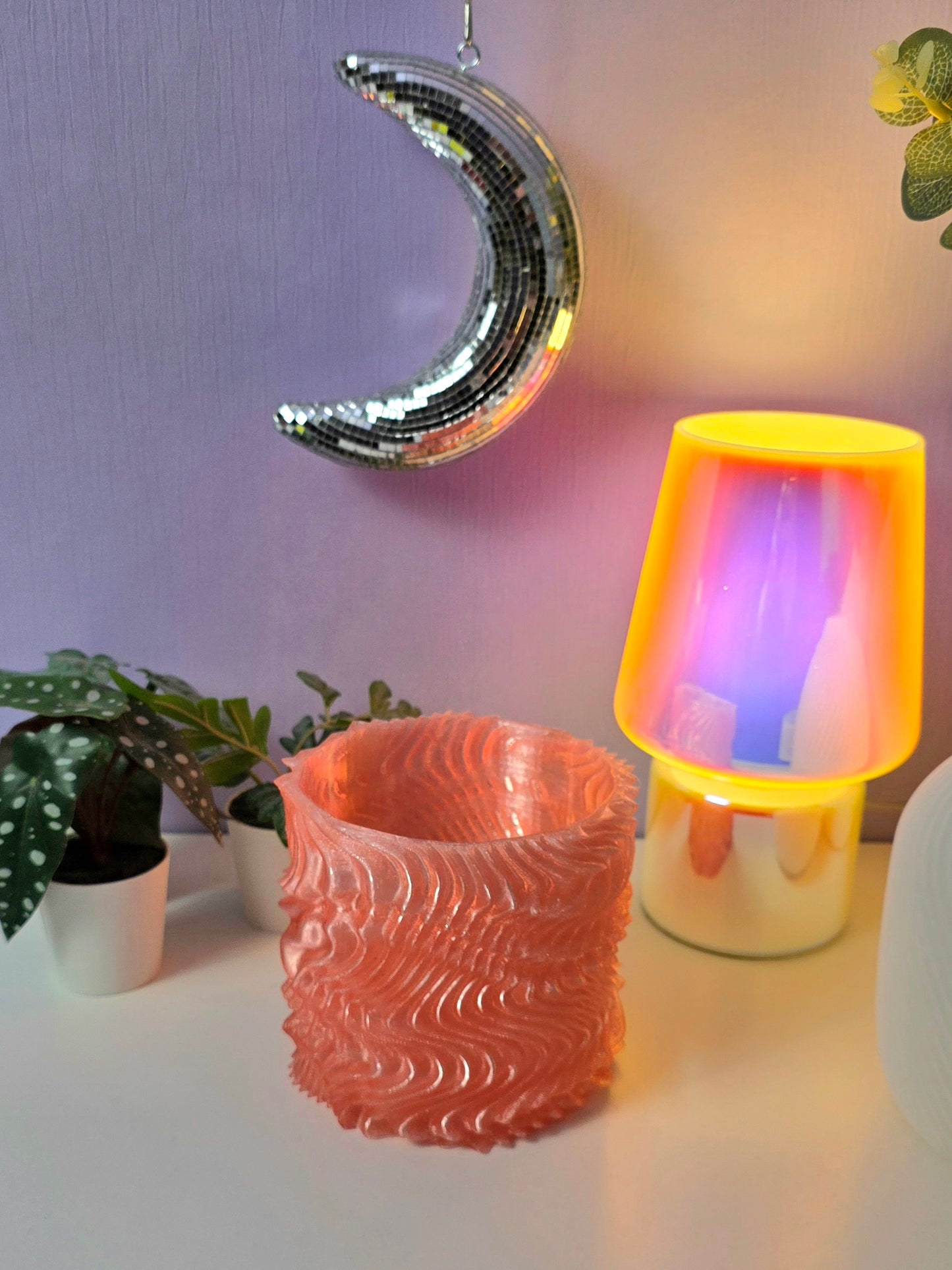 Bloempot in lichtroze semi doorzichtige kleur met waves effect