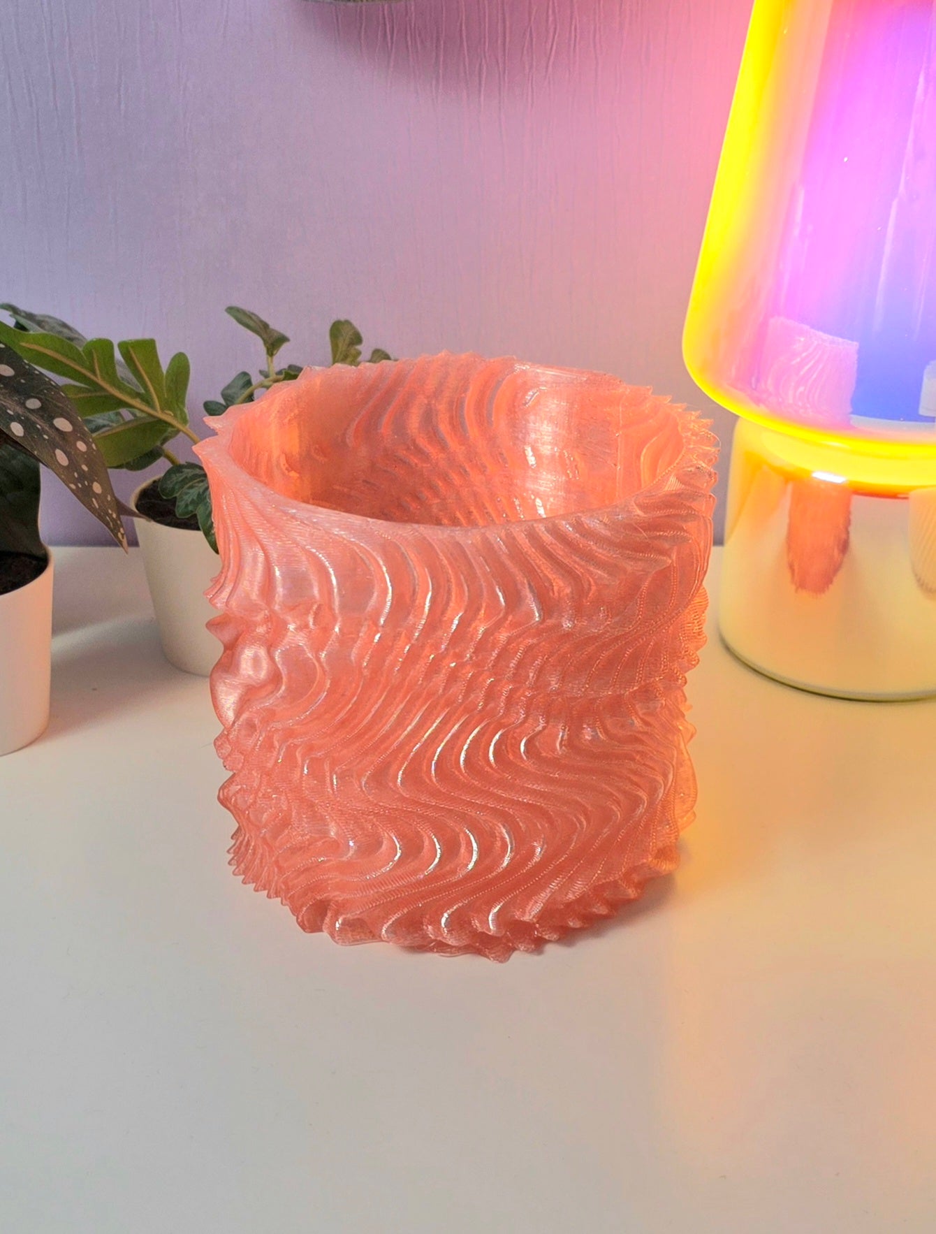 Bloempot in lichtroze semi doorzichtige kleur met waves effect