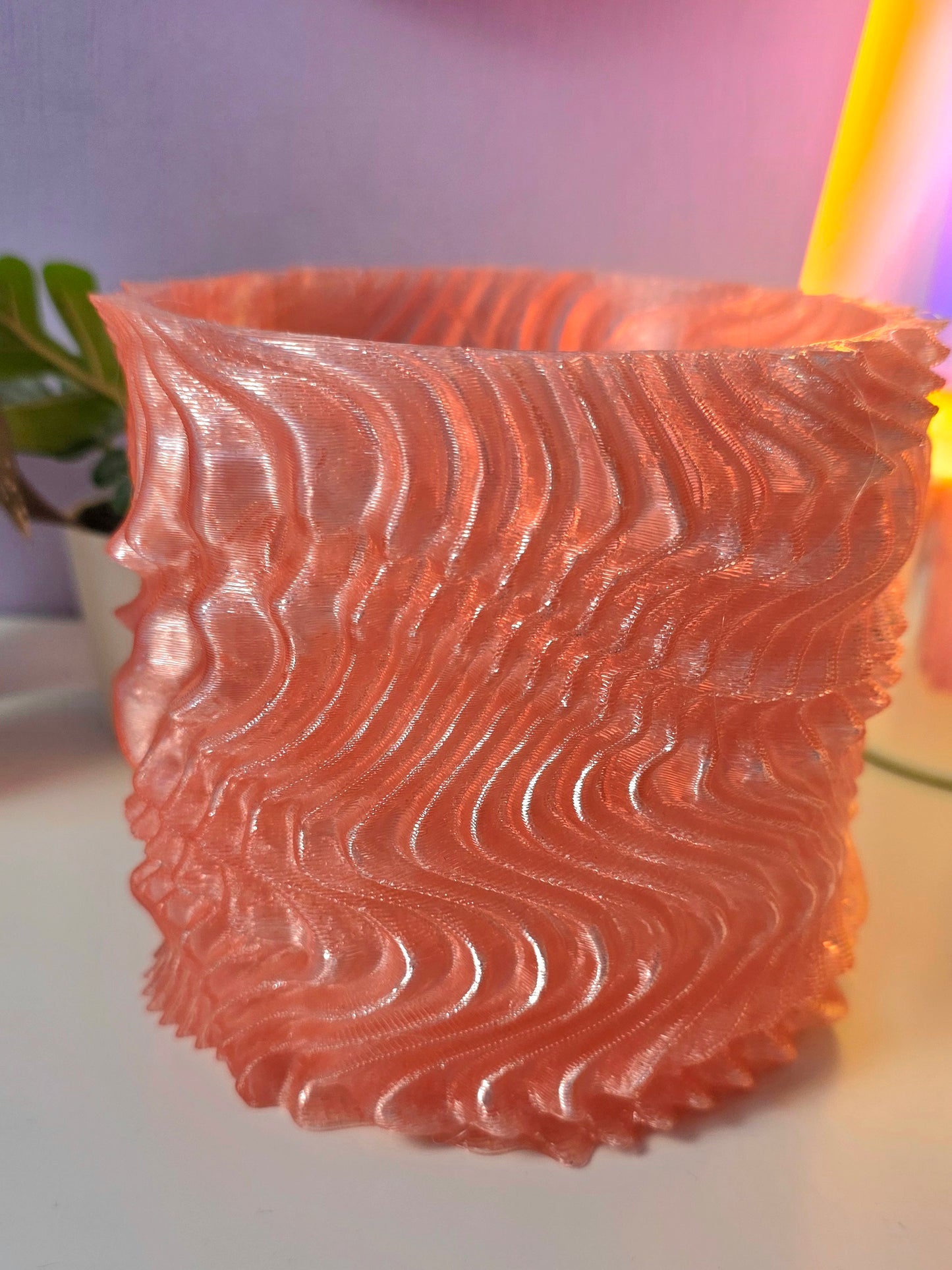 Bloempot in lichtroze semi doorzichtige kleur met waves effect