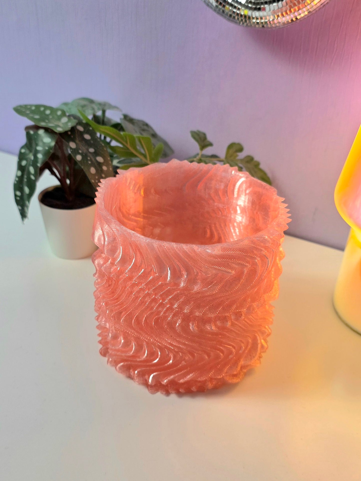 Bloempot in lichtroze semi doorzichtige kleur met waves effect