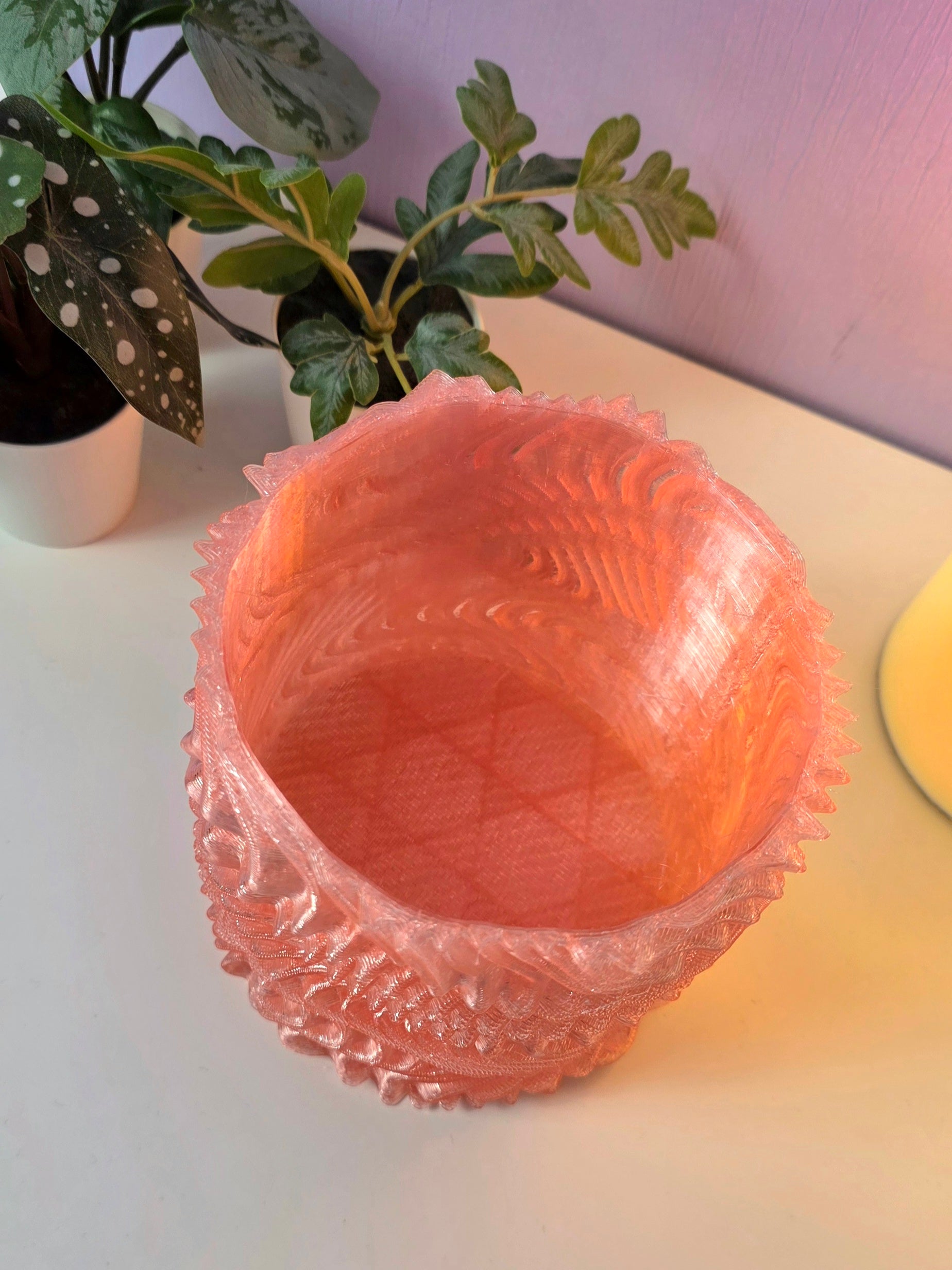 Bloempot in lichtroze semi doorzichtige kleur met waves effect