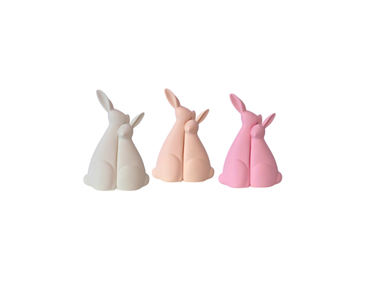 Konijntjes in pastelkleur welke aan het knuffelen zijn