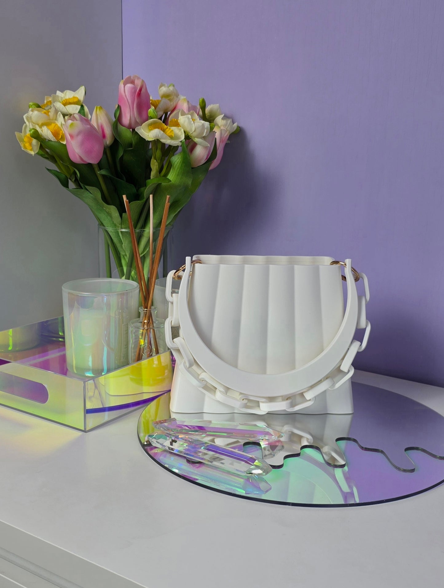 Witte handtas met gouden details en twee hengsels