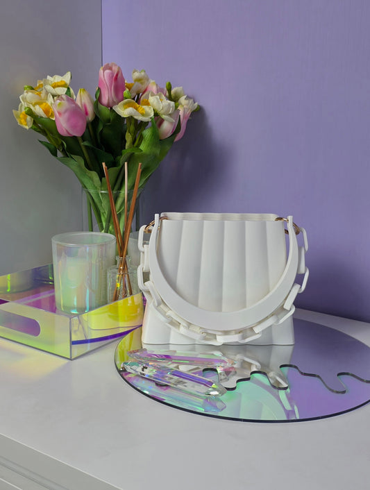 Witte handtas met gouden details en twee hengsels