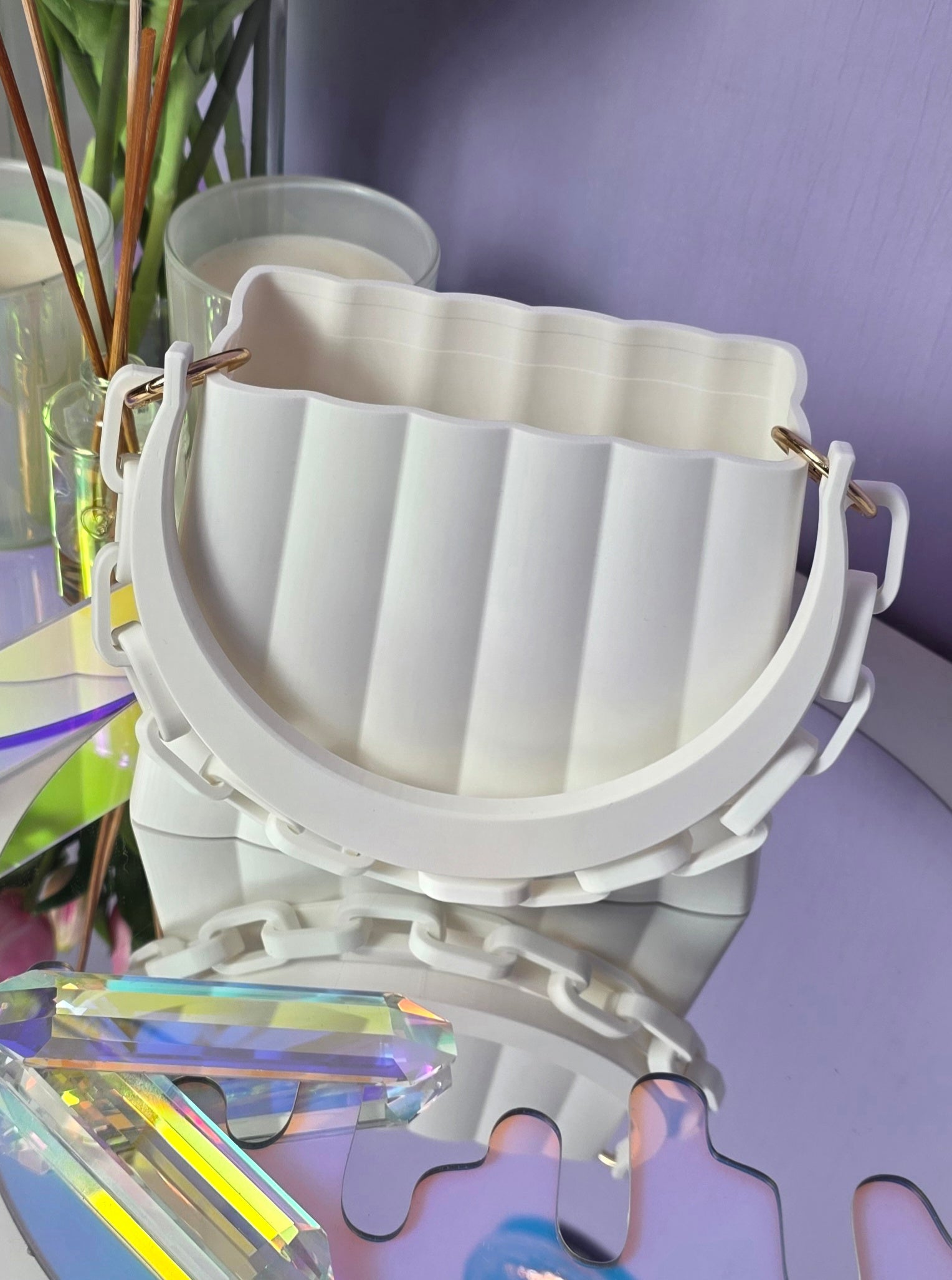 Witte handtas met gouden details en twee hengsels