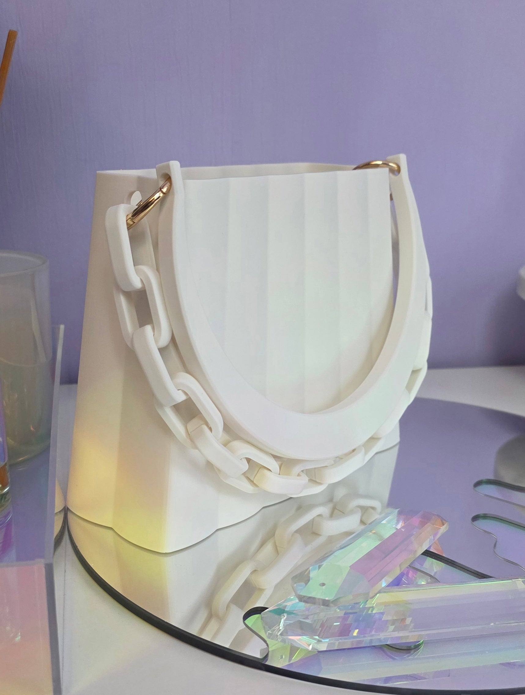 Witte handtas met gouden details en twee hengsels