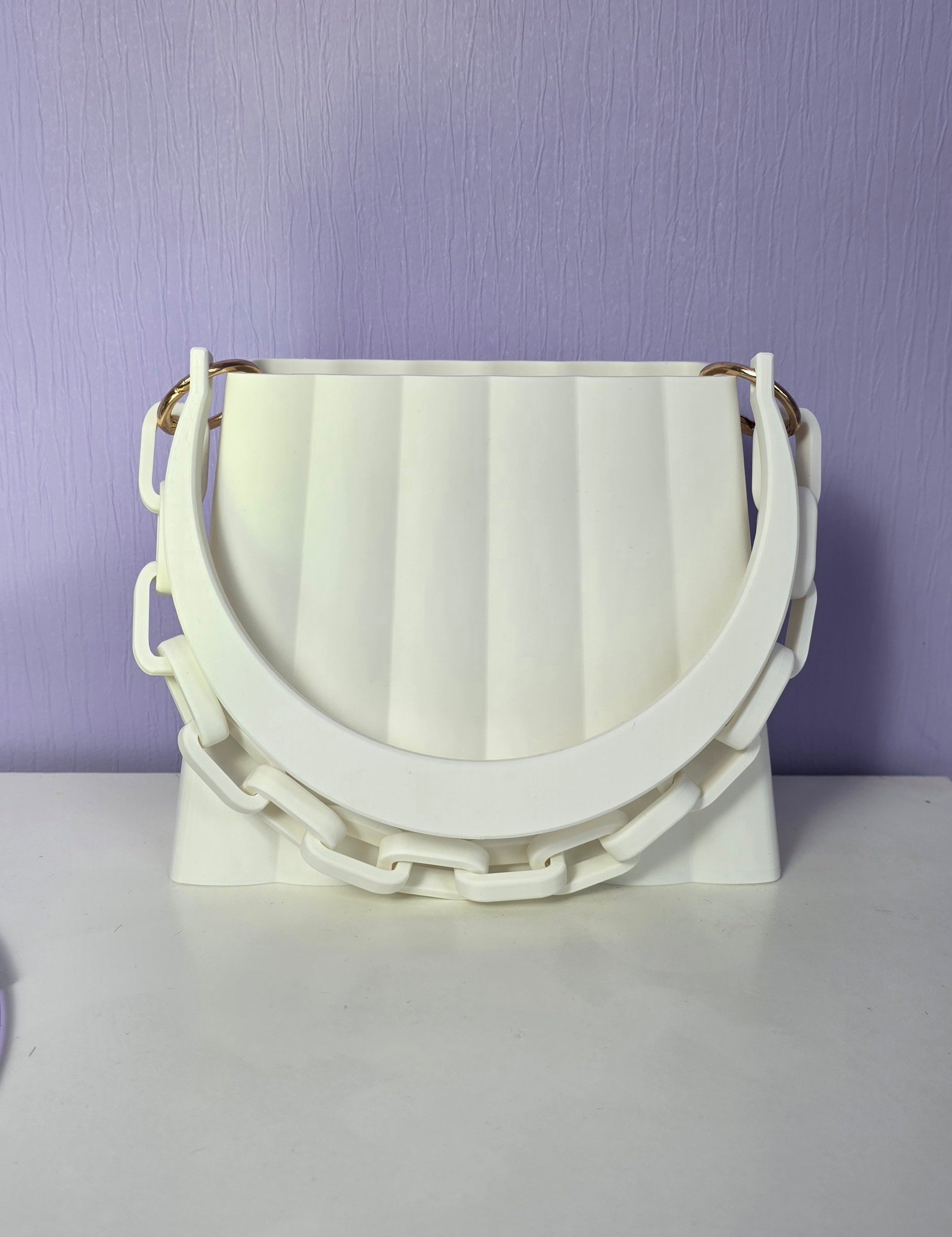 Witte handtas met gouden details en twee hengsels