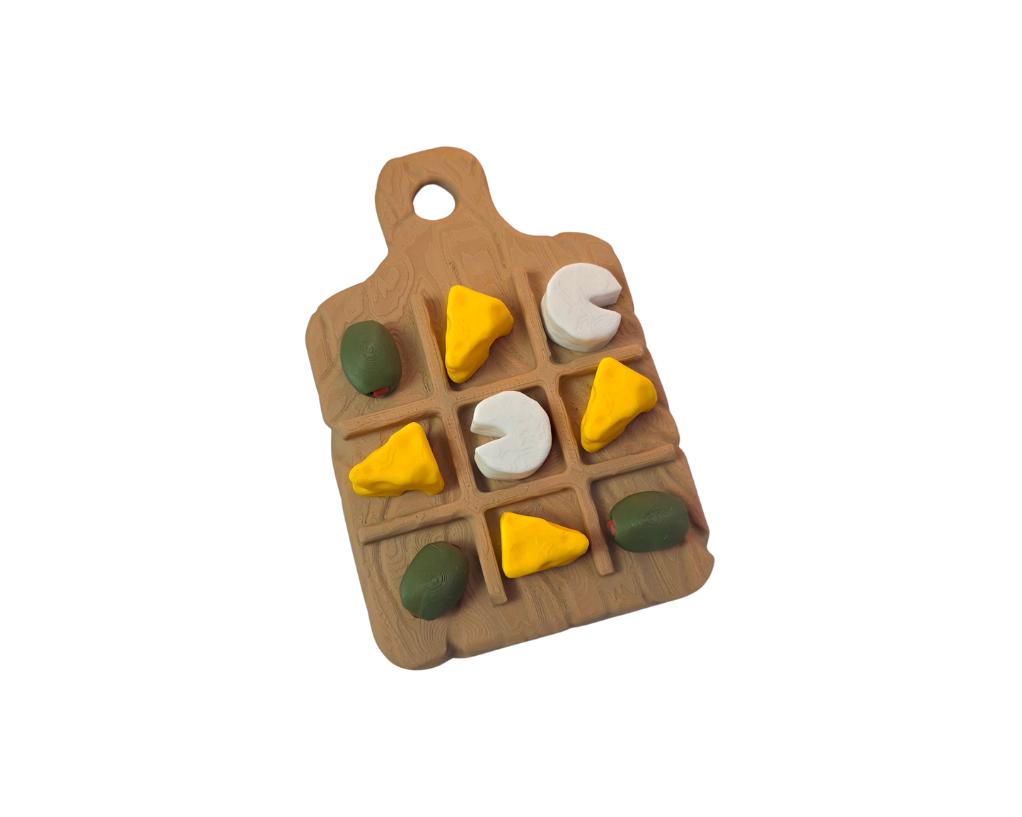 Kruisje Nulletje bordspel in de vorm van een broodplankje met verschillende soorten kaas en olijfjes als speelstukken