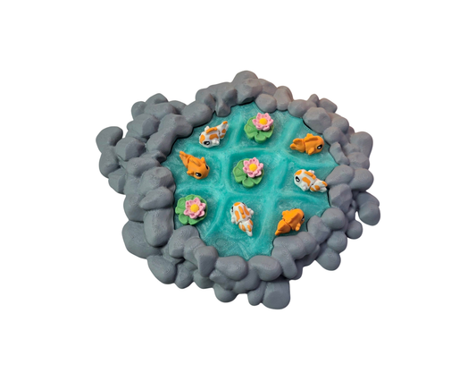 Kruisje Nulletje bordspel in de vorm van een vijverpond met visjes en lelies