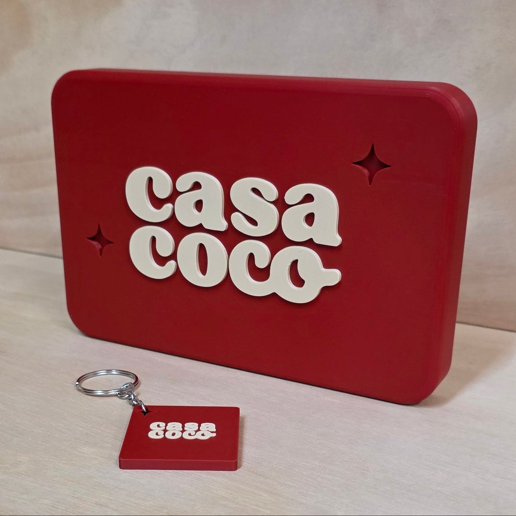 Logobeeldje met letters Casa Coco en sterretjes en sleutelhanger