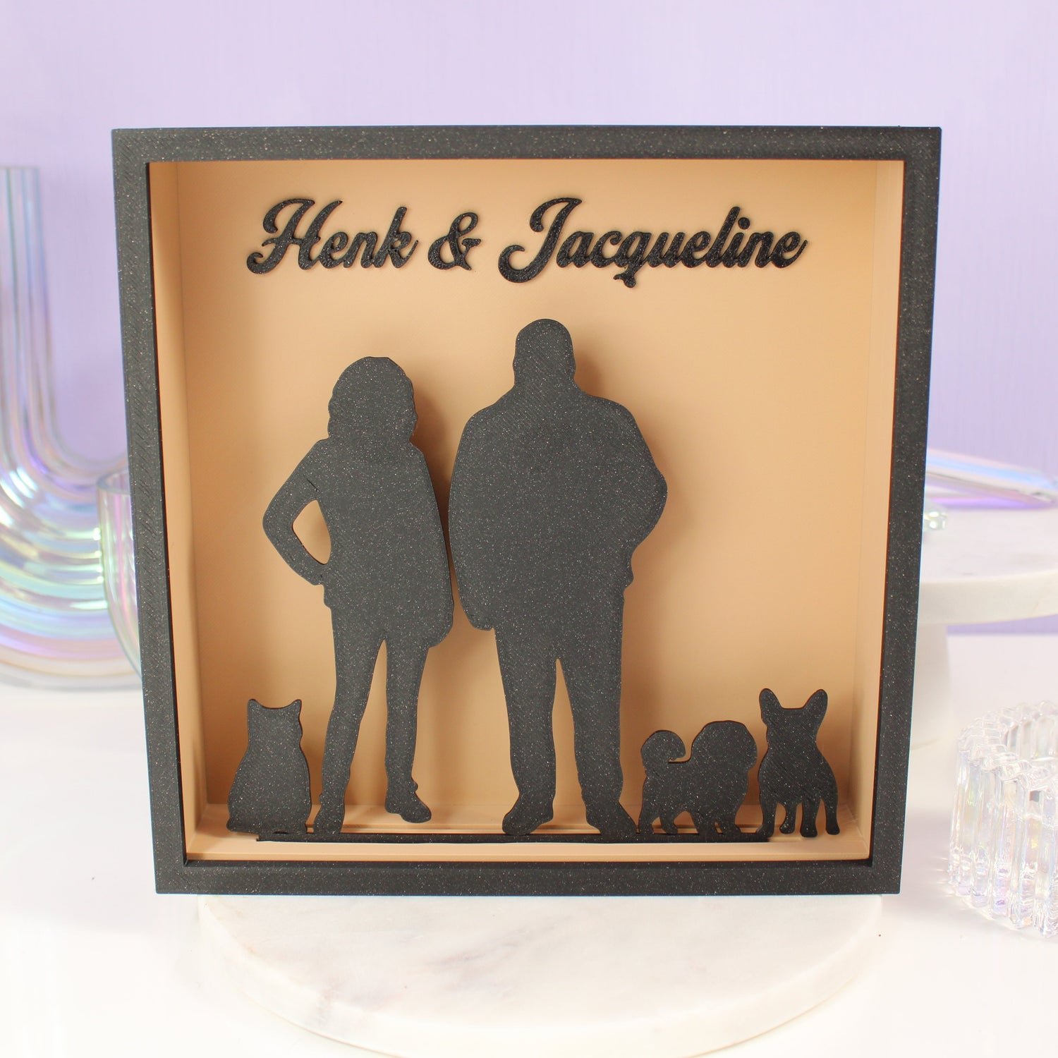 Shadowbox met namen en silhouetten van mensen en dieren