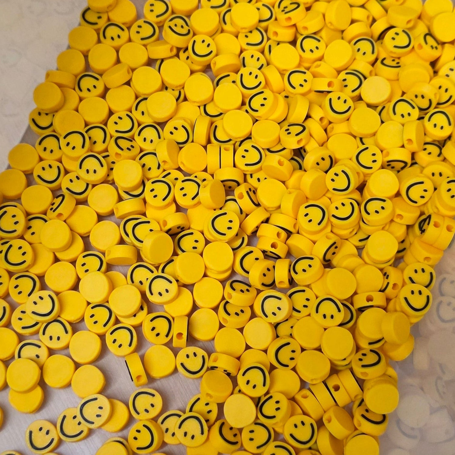 Gepersonaliseerde gele kralen met smileys op basis van logo pluck conceptstore